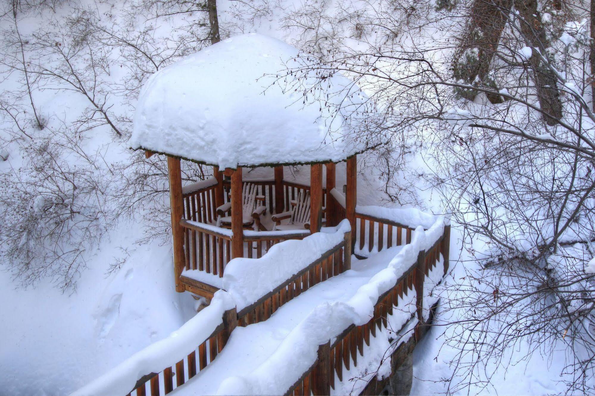 Log Cabin On The Stream Sundance Exteriör bild